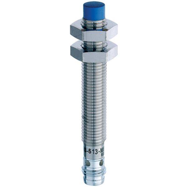 Metallischer gewindeter Zylindersensor mit zwei Sechskantmuttern und einer blauen Kappe auf weißem Hintergrund.