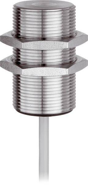 Metallischer Gewindesensor mit zylindrischer Form, zwei sechskantigen Kontermuttern und einem schlanken Kabel, das nach unten verläuft.