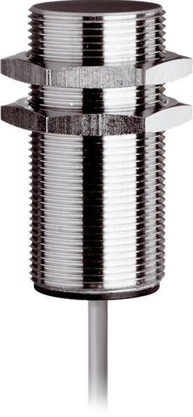Metallischer gewindelocher zylindrischer Sensor oder Stecker mit heraushängendem Kabel an der Unterseite auf weißem Hintergrund