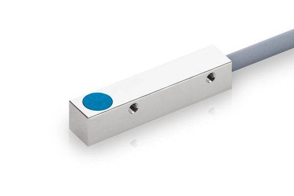 Kleiner metallischer rechteckiger Sensor auf einem grauen Kabel, dargestellt vor weißem Hintergrund mit einer blauen Kreismarkierung auf der Oberseite.