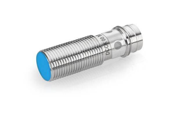 Kleiner zylindrischer Gewindemetallsensor mit blauer Sensorfläche auf weißem Hintergrund.