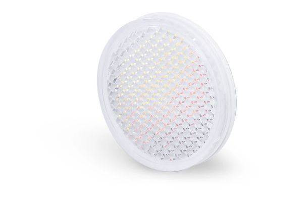 Runde LED-Glühbirne mit weißer durchscheinender Linse und strukturierter Reflektorfläche, isoliert auf weißem Hintergrund dargestellt.