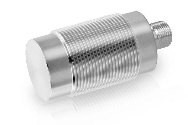 Ein silberner zylindrischer Gewindemetallsensor oder Kolbenkomponente mit ebener Oberfläche und vorstehendem Schraubenende auf weißem Hintergrund.
