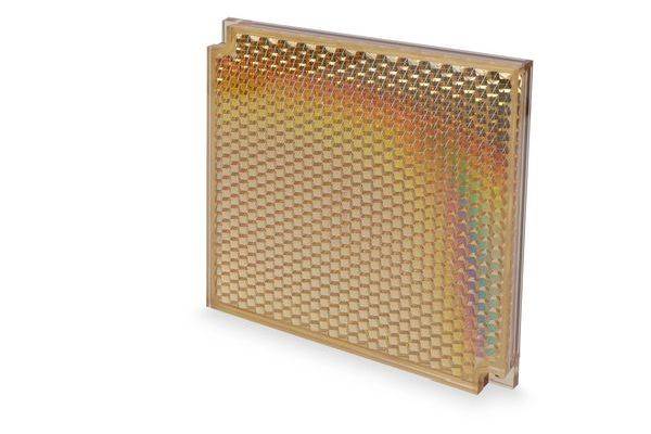 Rechteckiges, goldfarbenes Wabengitter-Reflektorpanel mit strukturierter Gitteroberfläche, unter einem Winkel auf weißem Hintergrund dargestellt.