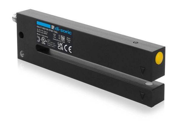 Schwarzer di-sorischer Industrie-Sensor oder Lichttaster mit gelbem Enddeckel, angewinkelt auf weißem Hintergrund gezeigt.