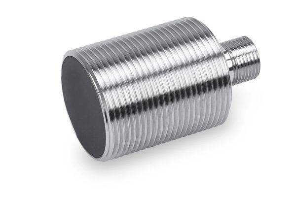 Nahaufnahme eines silbernen Metallzylinders mit Gewinde und dunklem, flachem Ende, gezeigt vor weißem Hintergrund.