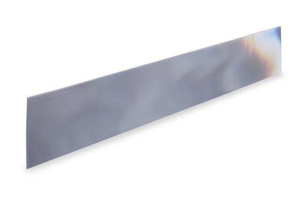 Langer grauer rechteckiger Metallstreifen mit glänzendem regenbogenfarbig reflektierendem Ende, gezeigt auf weißem Hintergrund.