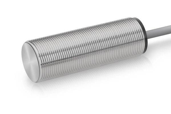 Zylindrischer Gewinde-Metallnahsensor mit einem Kabel, das sich von der Rückseite auf weißem Hintergrund erstreckt.