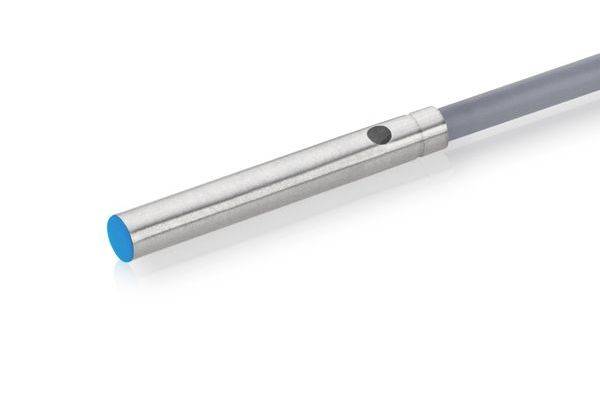 Nahaufnahme einer zylindrischen Metallsensornsonde mit grauem Kabel und blauem Verschlussdeckel auf weißem Hintergrund.