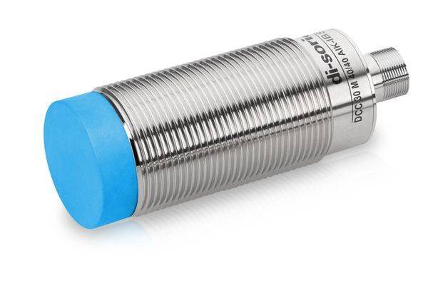 Zylindrischer Gewinde-Metallnäherungssensor mit blauer Sensorfläche, isoliert auf weißem Hintergrund dargestellt.