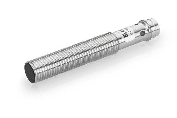 Ein silberner gewellter Metallsensor oder eine flexible Schlauchverbindung vor weißem Hintergrund dargestellt.