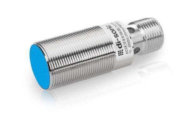Zylindrischer Gewinde-Metallsensor mit blauer Sensorfläche, dargestellt auf weißem Hintergrund.