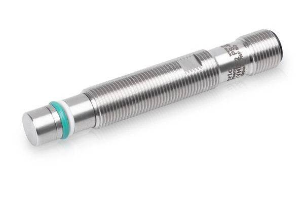 Zylindrischer Metallnäherungssensor mit Gewindelauf und grünem Ring auf weißem Hintergrund.