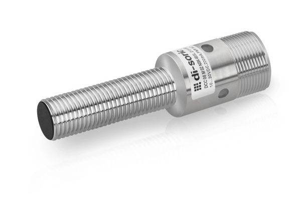Silberner zylindrischer Gewinde-Metallsensor oder Stecker mit langer Sonde und beschriftetem Gehäuse auf weißem Hintergrund