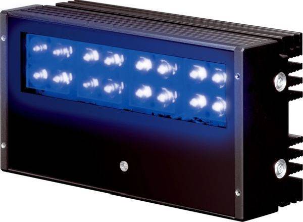 Schwarzes rechteckiges LED-Leuchtengehäuse mit blau beleuchteter Frontplatte und Kühlrippen an der Seite, vor weißem Hintergrund abgebildet.