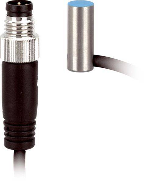 Steckverbinder mit passendem zylindrischem Sensor oder Adapter mit schwarzem Kabel auf weißem Hintergrund.