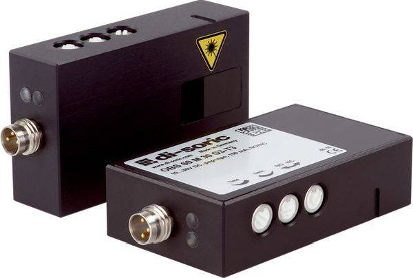 Zwei schwarze Industriesensormodule mit Metallsteckverbindern, eines gekennzeichnet mit einem gelben Laserwarnsymbol und das andere mit drei weißen runden Tasten oder Indikatoren.