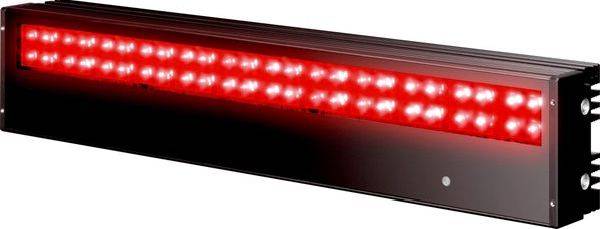 Schwarze rechteckige LED-Leuchtenleiste, die rot leuchtet, in einer Reihe von hellen Lichtern vor weißem Hintergrund