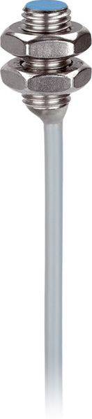 Ein Metallstecker mit verschraubter Schutzkappe und Mutter, befestigt an einem weißen isolierten Kabel auf neutralem Hintergrund.