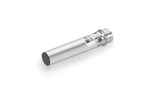 Silberner zylindrischer Vape-Pen-Akku mit schwarzem flachem Ende und Gewindestecker, gezeigt auf weißem Hintergrund.