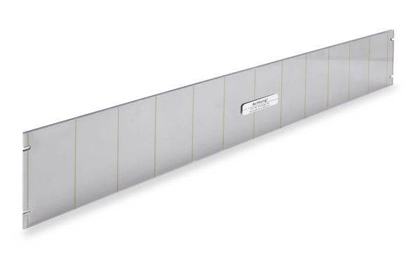Lange graue Faltenwand oder Trennwand mit Scharnieren verbundenen Abschnitten und einem kleinen Mitteletikett, isoliert auf weißem Hintergrund dargestellt.