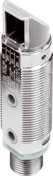 Nahaufnahme eines silbernen Gewinde-Industriemetallsensors oder -schalters mit quadratischer Öffnung oben und gedruckten Verdrahtungsbeschriftungen.