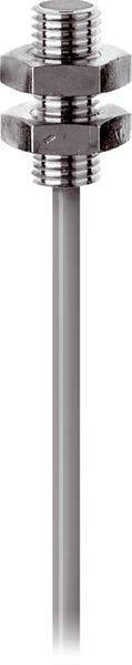 Metallierendes Gewinde-Fitting mit Sechskantmutter, befestigt an einer vertikalen silbernen Stange auf weißem Hintergrund.