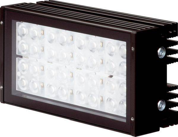 Schwarze rechteckige LED-Flutlichtleuchte mit transparenter Linsenplatte und Kühlrippen auf der Rückseite