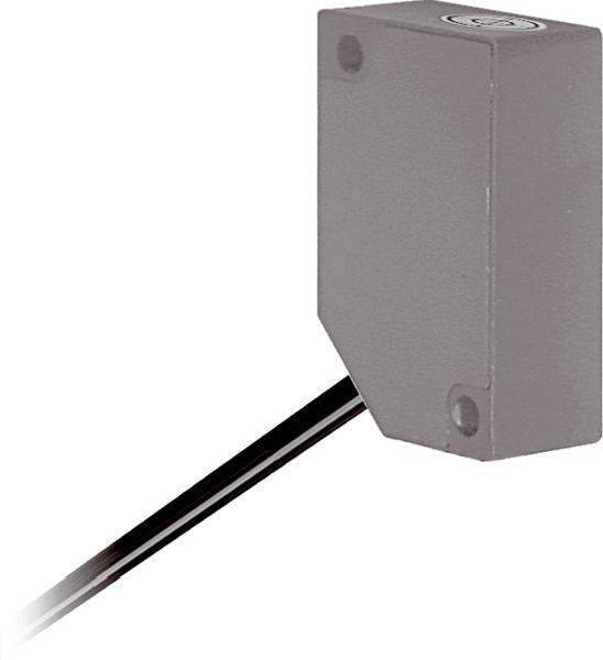 Graue rechteckige Elektroverteilerdose mit schwarzem Kabel, das von unten links eindringt.
