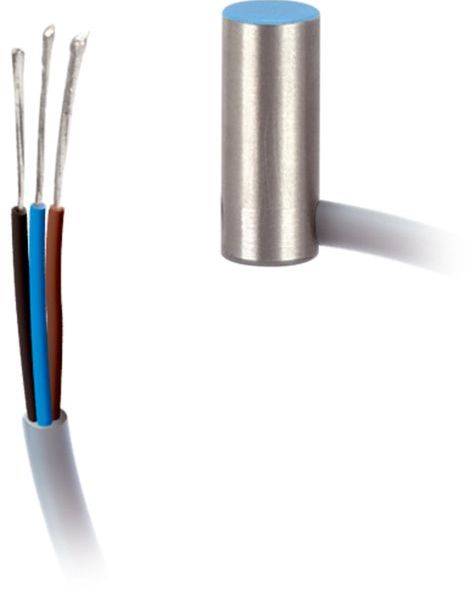 Nahaufnahme eines abgestemmten Elektrokabels mit drei freiliegenden Drähten neben einem metallischen zylindrischen Anschluss oder Anschlussbolzen.