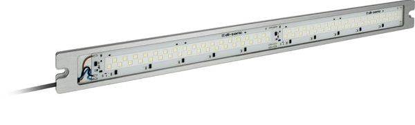 Lange LED-Leuchtenleiste mit schlankem silbernem Gehäuse und Reihen von weißen LEDs, auf weißem Hintergrund dargestellt.