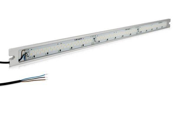 Lange LED-Leuchtenleiste mit freiliegender Leiterplatte und angeschlossenen Stromkabeln auf weißem Hintergrund.