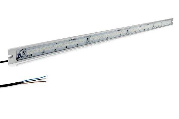 Lange LED-Streifenleuchte mit freiliegenden Stromkabeln auf weißem Hintergrund.