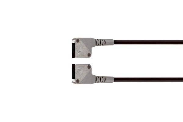 Zwei schwarze Kabel mit Metallsteckerendungen auf weißem Hintergrund.