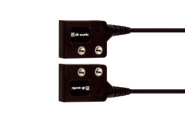 Zwei schwarze Dfonic-Kabelstecker auf weißem Hintergrund gezeigt, einer aufrecht und einer umgekehrt, mit Drähten, die nach rechts verlaufen.