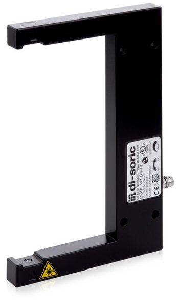 Schwarzer rechteckiger fotoelektrischer Sensor mit U-förmigem Rahmen und Montageetikett, auf weißem Hintergrund dargestellt.
