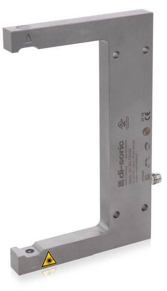 Industrieller metallischer C-förmiger Sensor oder Schutzrahmen mit Befestigungslöchern und Warnschild in der unteren linken Ecke, gezeigt auf weißem Hintergrund.