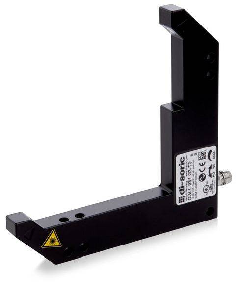 Schwarze L-förmige Industriesensoren-Halterung mit gelbem Laser-Warnschild und angebrachtem Metallstecker, gezeigt auf weißem Hintergrund.