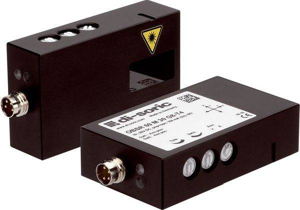 Zwei schwarze industrielle Laser-Sensormodule mit Metallsteckverbindern und Warnetiketten, dargestellt auf weißem Hintergrund.