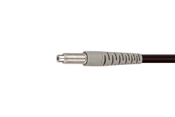Nahaufnahme eines Kabels mit einem grauen Zugentlastungsstecker und freiliegentem Gewinde-Metallstecker auf weißem Hintergrund.