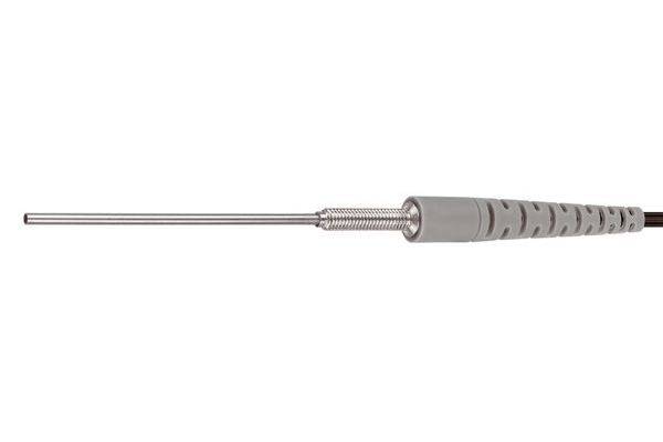 Ein langer Metallstab mit einem grau strukturierten Griff, horizontal auf weißem Hintergrund dargestellt.