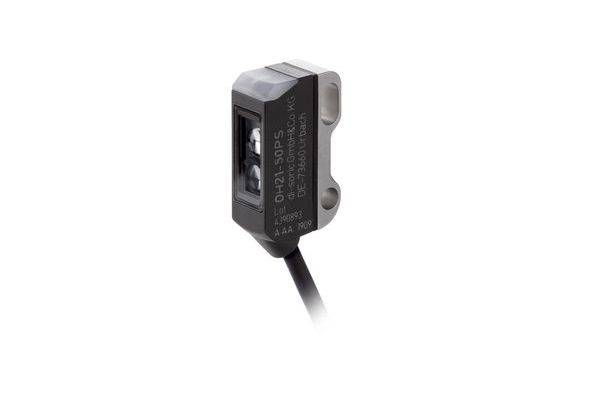 Schwarzer rechteckiger Sensor mit angeschlossenem Kabel auf weißem Hintergrund.