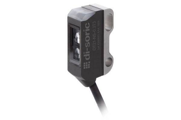 Nahaufnahme eines schwarz-silbernen Industriesensors mit Kabel, gezeigt vor einem einfachen weißen Hintergrund.