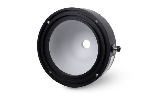 Schwarzer kreisförmiger Lautsprecher oder Subwoofer-Treiber mit silbernem Konus und zentralem Loch, auf weißem Hintergrund dargestellt.