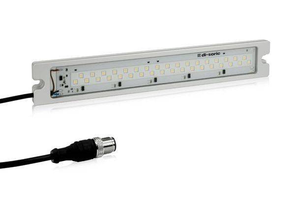 Industrielle LED-Leuchte mit angeschlossenem Stromkabel und Stecker, abgebildet auf weißem Hintergrund.