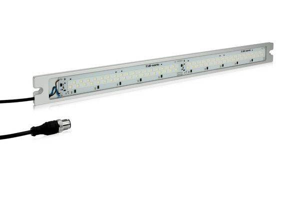 Lange rechteckige LED-Lichtleiste mit Kabel und Stecker, auf weißem Hintergrund dargestellt.