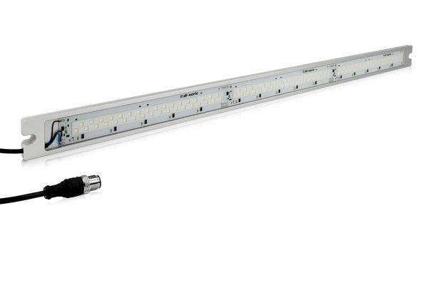 Lange LED-Lichtleiste mit angeschlossenem Stromkabel und Stecker, auf weißem Hintergrund dargestellt.