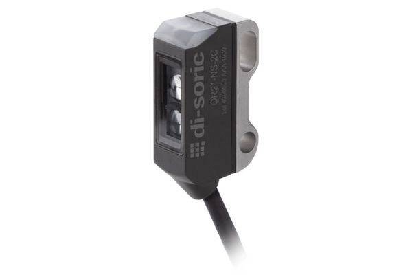 Schwarzer und silberner industrieller photoelektrischer Sensor mit angeschlossenem Kabel, auf weißem Hintergrund dargestellt.