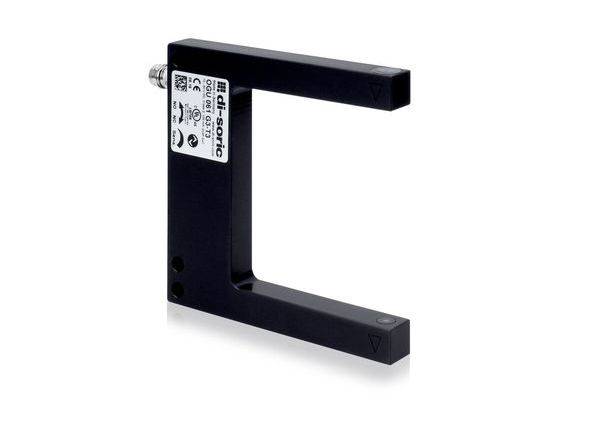 Schwarzer C-förmiger industrieller Fotoelektrischer Sensor mit Etikett und Steckverbinder, isoliert auf weißem Hintergrund.