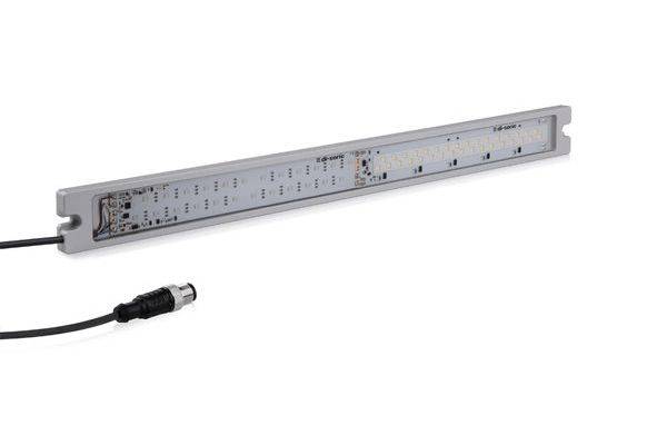 Lange Metall-LED-Leuchtenleiste mit angebrachtem Stromkabel und Stecker auf weißem Hintergrund.